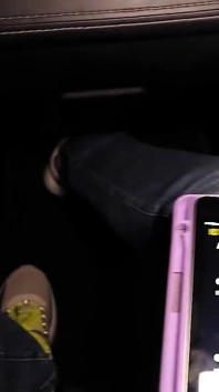 EHLIYETIMI ALMAK IÇIN SÜRÜCÜ EĞITMENIMI SEKS ILE RÜŞVET VERIYORUM! Kamusal Seks - Abella Olsen