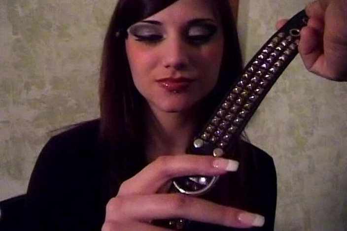 NM fetish femdom videos by Princess Nikki Cruel: Sexy Potetovaná MILFka dostane výprask všude