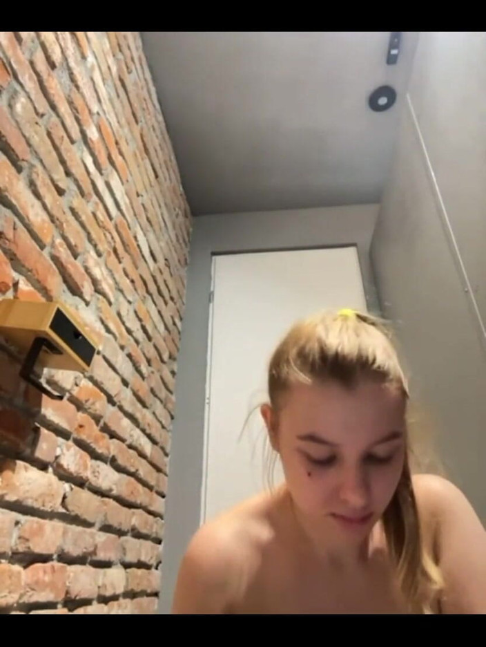 JuiceLussie: Masturbate in the Public Toilet