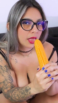 Heet MILF besluit verschillende dildo's te proberen