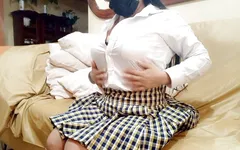 सुंदर बड़े स्तनों वाली छात्रा घर का बना पोर्न बनाने की हिम्मत करती है जब उसकी सौतेली मम्मी खरीदारी कर रही होती है