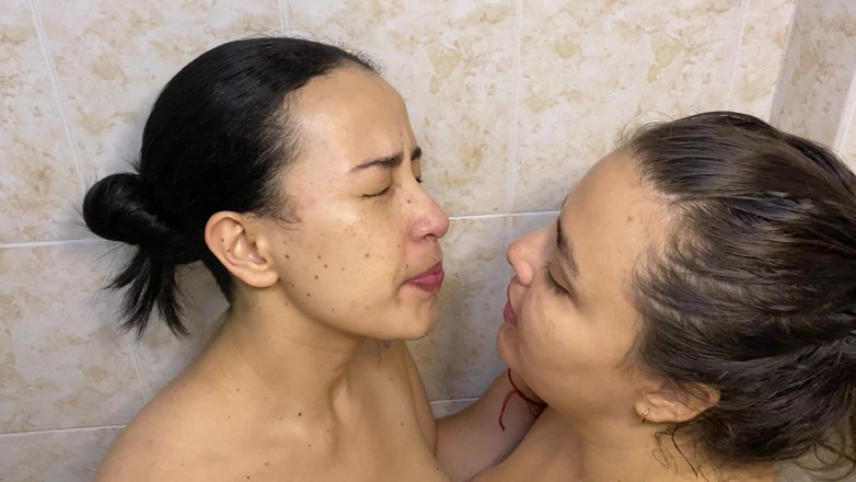zoemelissa: 침을 뱉고 침을 뱉는 젖은 레즈 키스