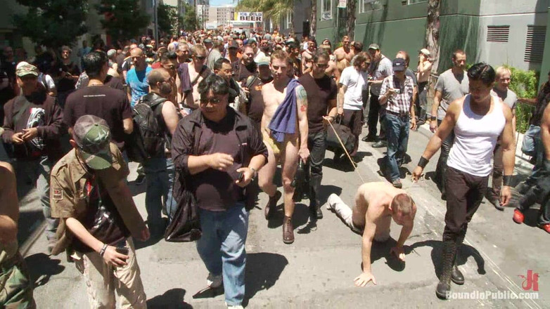 Bound in public: 공공 장소에서 묶인 코디 앨런