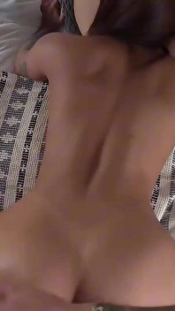 真心话大冒险游戏以三人行结束，我的继妹丹妮拉·安德里亚和阿贝拉·奥尔森