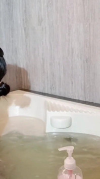 ¿Te gustaría unirte a nosotros aquí en diversión en el jacuzzi?