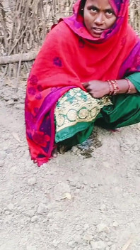 Bihar tr xhtad village Nomita Bhabhi пестить себе пальцями на відкритому повітрі