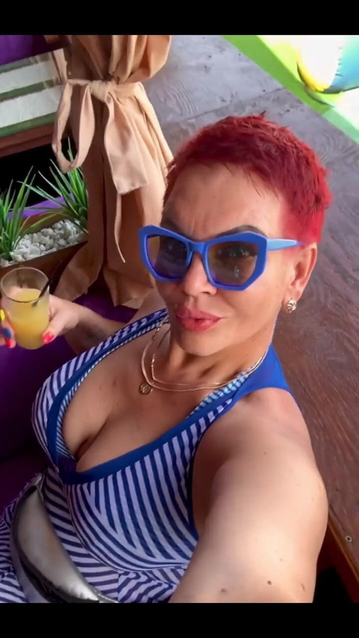 KarmenMilf: Liburan Laut