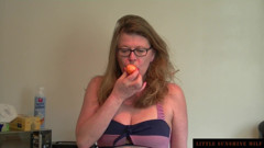 Little Sunshine MILF: Овочі грають і мочаться в миску, відкладаючи яйця