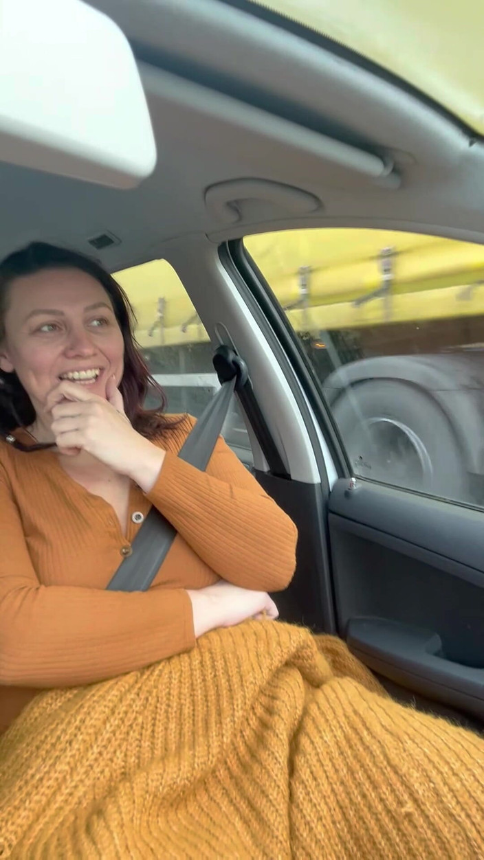 Lustful Libertines: Yaşlı ama goldie - arabada bardağa işiyor