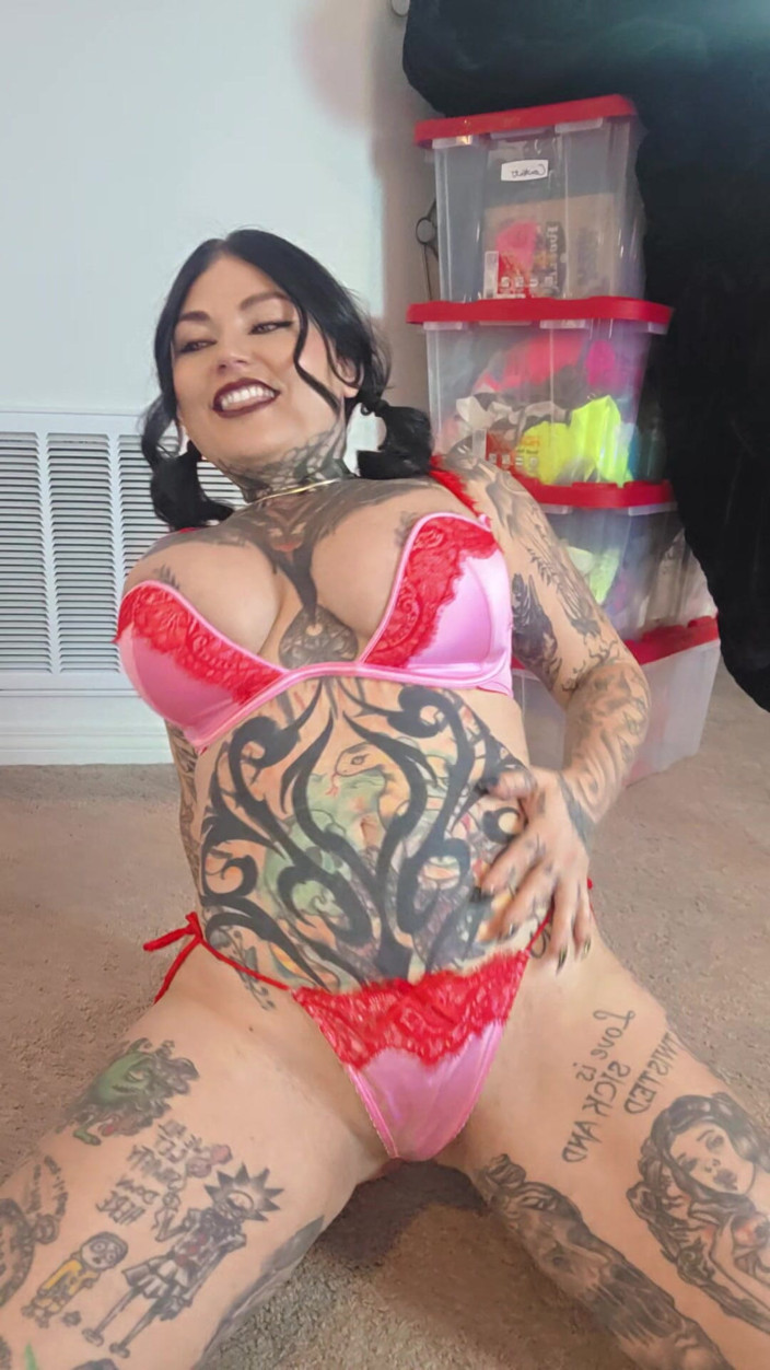 Ventressink: Spogliarello pin-up in lingerie