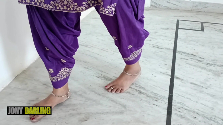 Jony Darling: Nahá macecha nosí pandžábský oblek a tančí na pákistánské Mujra...