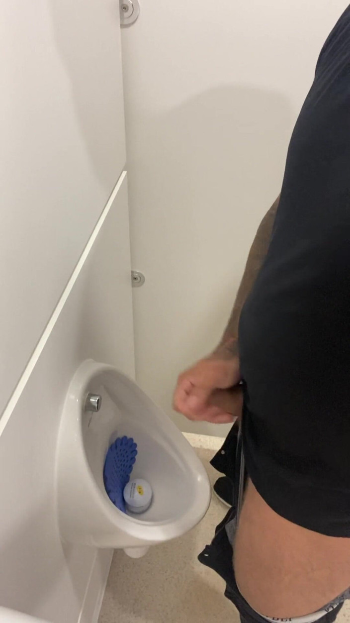 Andyleexxx: Piscio e sega nel bagno