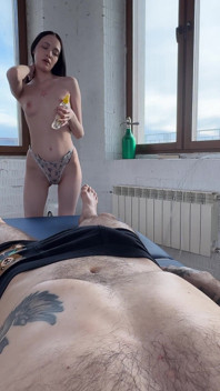 Prachtige masseuse springt op een