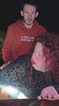 Ticăloasa mică care se face futut în pădure noaptea