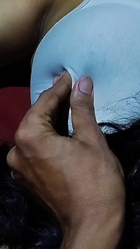 在发现她在参加夜间派对时独自在家后，与新婚德西孟加拉哥的重口味性爱