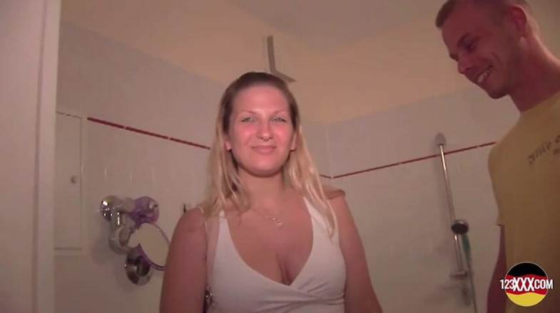123XXX - 100% Amateurs: Une MILF blonde excitée d’Allemagne fait plaisir à son voisin à grosse...