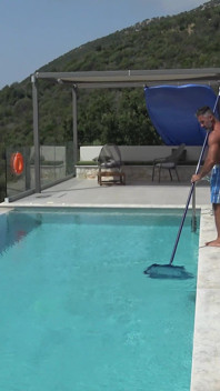 Băiatul de la piscină și mama perversă