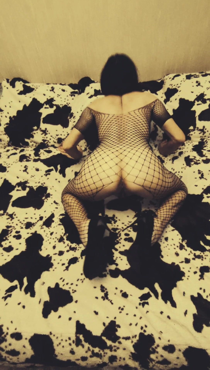 Hotlia: 내 친구가 망사 스타킹을 입은 내 마누라를 따먹어