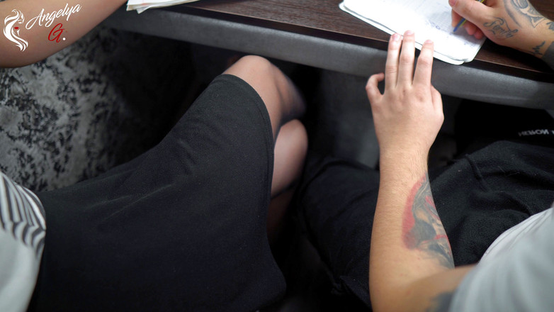 AnGelya G: 私は宿題をしに来ました、私は彼を急がせなければなりませんでした!私のストッキングに精液