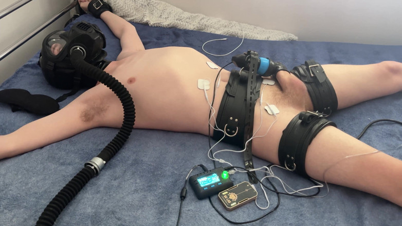 Inmate Cody and SubEdgeX: Twink otrok je připoután k posteli na Edge-o-matic