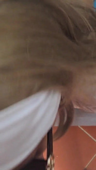 Sarışın MILF (Orta Yaşlı Kadin) sakso çekiyor ve güneş gözlüğüyle POV yutuyor