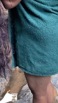 Aku merekam pacarku lagi mandi sambil bugil dan masturbasi di air terjun.