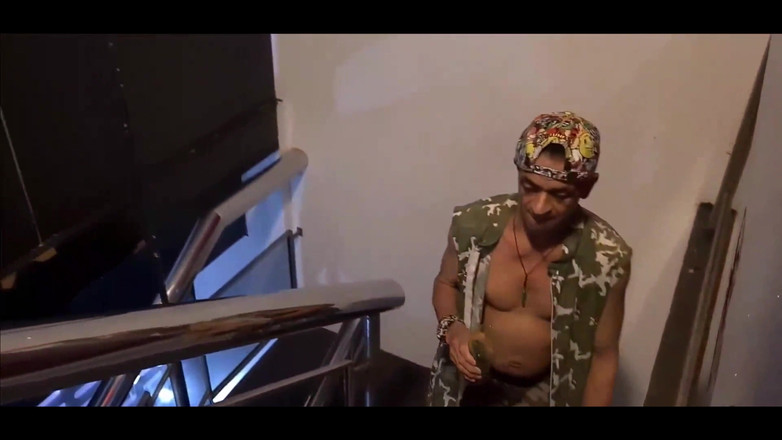 Nicoly Mattos: Вуличне порно кіно, старий офіціант засовує свій член у мою маленьку повію!