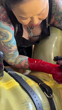 Vedere la persoana 1 cu mănuși din latex dublu la locul de muncă cu tachinare cu stimulare electrică cu Doamna Li Ying și gimp de cauciuc