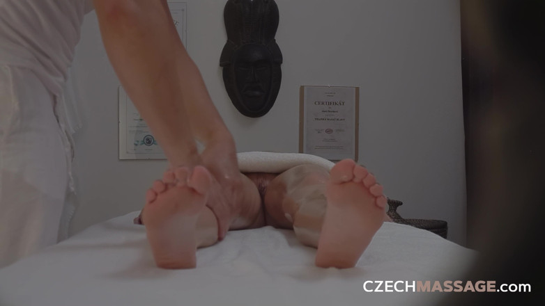 Czech Massage: Česká masáž 62: Ohnivá zrzka jezdí na masérce jako profesionál