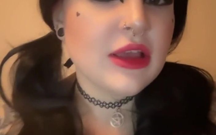 Bigtiddygoth: Une fille gothique méchante humile cette petite bite de ta...