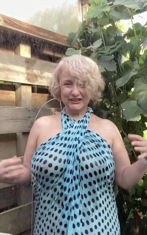 Car-ina: Laten we mijn buurvrouw plagen!
