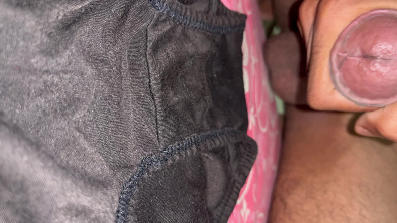 Cumlover35804: Stříkám na černé kalhotky tetičky Sangeety.