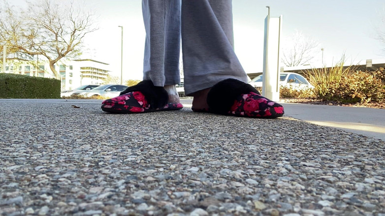 Tan feets: Tanfeets fora da provocação de chinelo público com unhas naturais