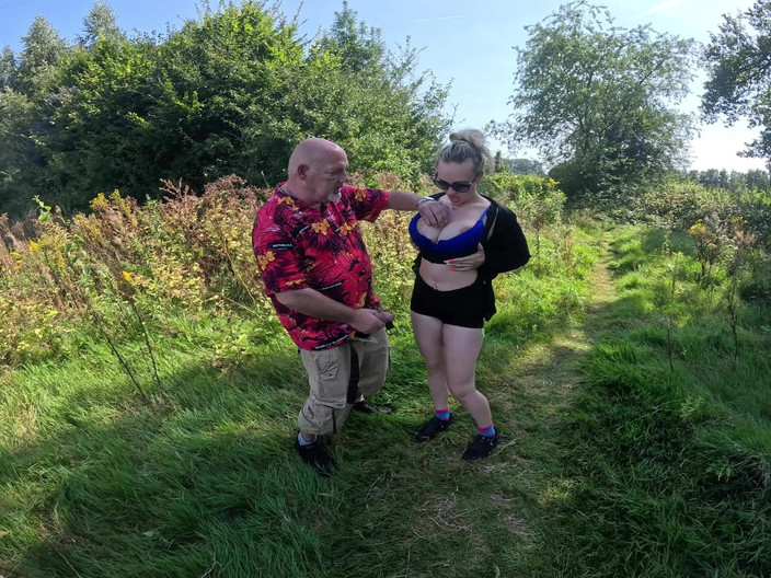 Beverly peach: Pompino all'aperto. Il vecchio mi seduce. Egon Kowalski