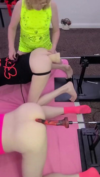 Brittisk femdom MILF hjälper sina pojkar att träna på 2 knull maskiner