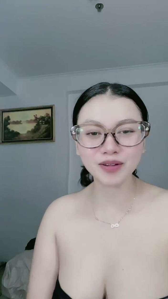 Jonathan Camberg: Wanita Cantik Berkacamata Mencari Kenikmatan
