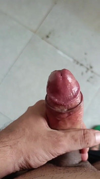 Indischer junge pinkelt im badezimmer und masturbiert mit rosa schwanz