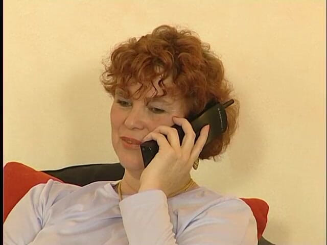 Lucky Cooch: Une femme mature passe un appel téléphonique