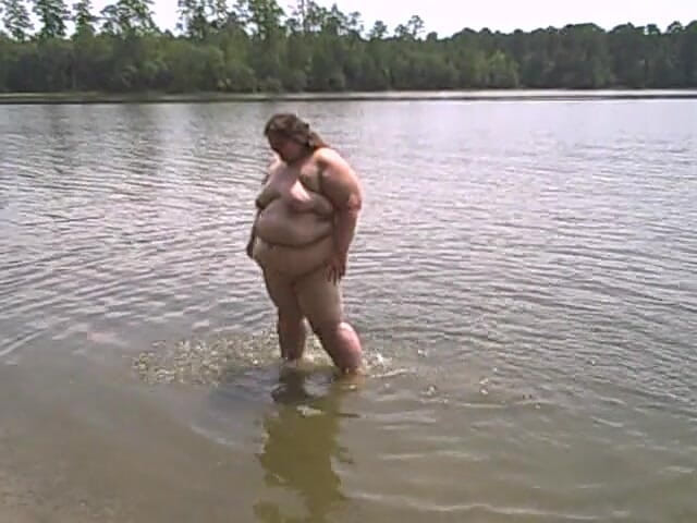 BBW nurse Vicki adventures with friends: Cewek semok angie kimber lagi asik tari bugil di luar...