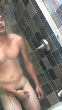 Hetero chlap, Jeremy se sprchuje a je nadržený