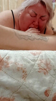 La moglie mi succhia il cazzo fino a quando la sua bocca si riempie di sperma caldo