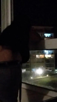 Ibu tiri seksi, cuma penggemar dengan gerakan lambat di balkon
