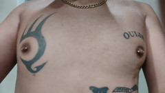 Idmir Sugary: Ukazování potetovaných prsou a propíchnutých bradavek - Mačkání a dotýkání se...