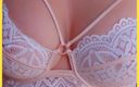 Wifey Does: Evli kadının mükemmel göğüsleri bu beyaz dantelli sutyenle harika görünüyor
