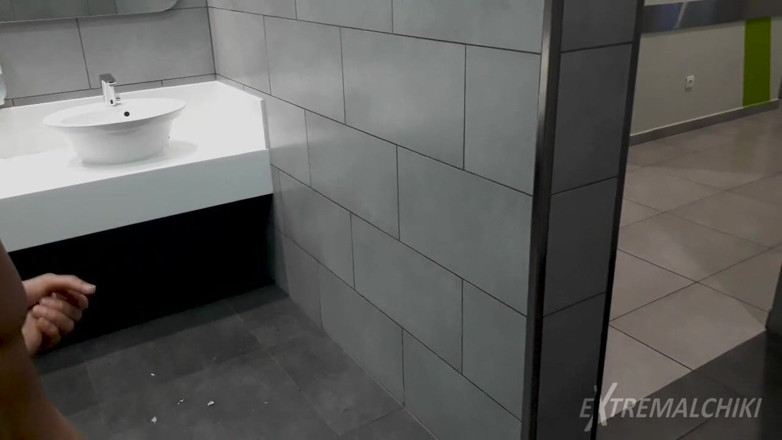 Extremalchiki: Nue dans des toilettes publiques