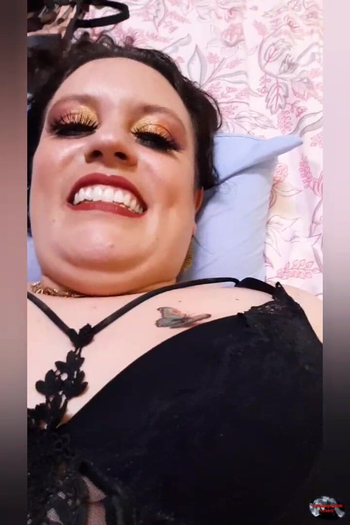 HollyCox: Holly lagi asik ngentot sambil merokok sampai crot di dalam...