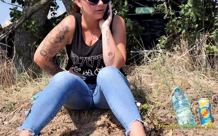 Pee Adventures: Пописати в полі кукурудзи - писяє сама під час розмови зі своїм хлопцем по телефону