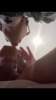 MILF in een lange pijpbeurt actie met cumshot op de tong