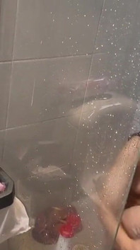 Il Sedere Che Rimbalza Sui Miei Piedi Mentre Faccio La Doccia Bagnata