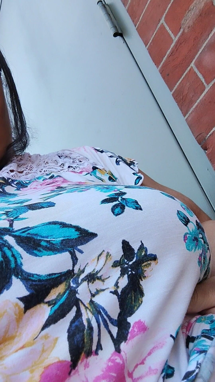 Jessica pigslut: Khoe vú của tôi bên ngoài!